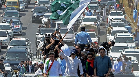 الشرطة الباكستانية تطلق الغاز على مسيرة يقودها عمران خان