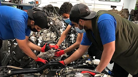 المتدربون يؤدون الاختبارات العملية