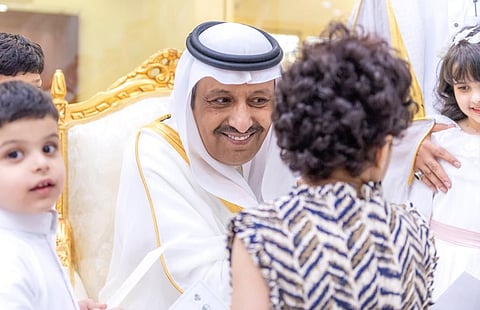 قدّم عيدية خاصة.. أمير الباحة يزور جمعية "أكناف" ويلتقي الأطفال اليتامى