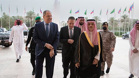 الأمير فيصل فرحان يستقبل وزير الخارجية الروسي