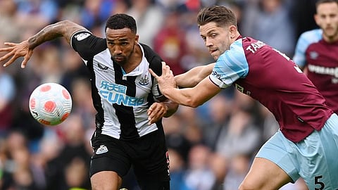 جانب من مباراة نيوكاسل وبيرنلي في الدوري الإنجليزي