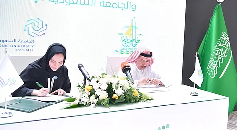 "جامعة جازان" توقع اتفاقيتي تعاون مع "الجامعة السعودية الإلكترونية" و"كلية العناية الطبية"