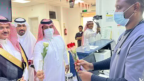محافظ الحرث يعايد المرضى والعاملين في مستشفى المحافظة