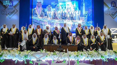 الأمير فيصل بن سلمان مع الخريجين