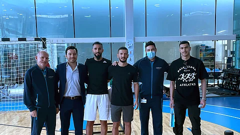طبيب الهلال يطمئن على الثلاثي .. ويتابع سير برنامج العلاج في قطر