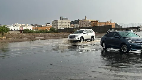الأمطار تغمر شوارع بمحايل عسير