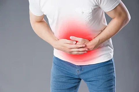 متى يكون ألم البطن خطيرًا؟ 9 علامات توجب التدخل الطبي