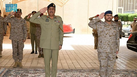 الفريق الأول الركن فياض الرويلي يستقبل رئيس هيئة الأركان المشتركة الباكستانية