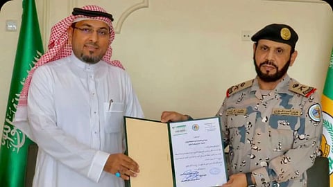 قائد حرس الحدود بجازان يُكرم عمدة الشامية والمخططات