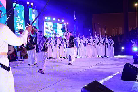 "افرحي يا عنيزة".. شاهد ختام فعاليات العيد تمتزج بالسامري والفنون