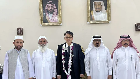 أهالي تيماء يشاركون مقيمًا أفغانيًا فرحته بزواج ابنه