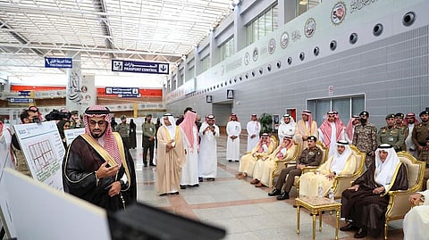 الأمير خالد الفيصل خلال تفقده صالات الحج بالمطار