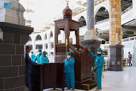 15 دقيقة لنقل منبر خطيب المسجد الحرام إلى موقعه داخل صحن المطاف