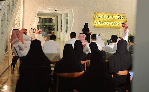 خلال لقاء المشاركين في التجمع الفني