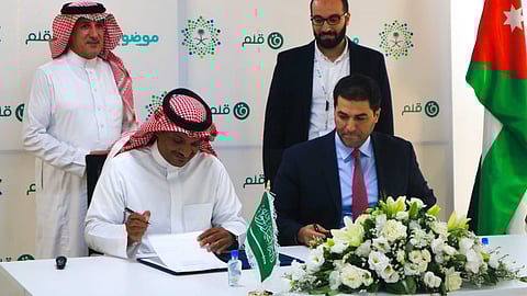 رامي القواسمي وعلي الحازمي يوقعان الاتفاقية