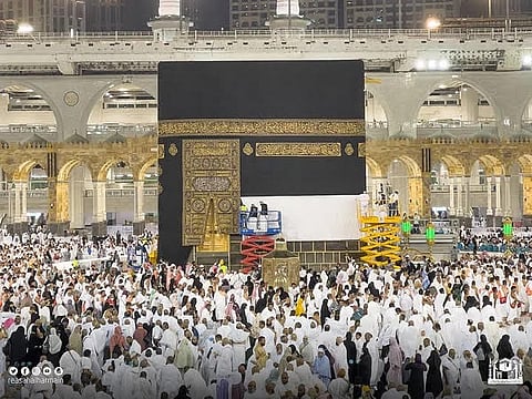 رفع الجزء السفلي من كسوة الكعبة المشرفة