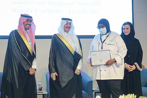 الأمير سعود بن نايف خلال تسليمه شهادات التخرج