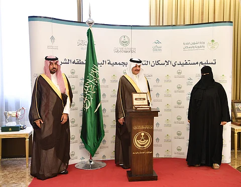 أمير الشرقية يُسلّم 86 وحدة سكنية للمستفيدين