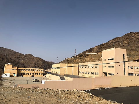 دمج مدرسة بنين وبنات داخل سور واحد بالليث