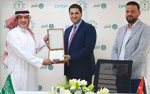 الوفد الإعلامي المرافق لولي العهد يزور شركة "موضوع.كوم" في الأردن