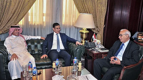 محمد الحارثي وفهد آل عقران وعلي حسن خلال الزيارة
