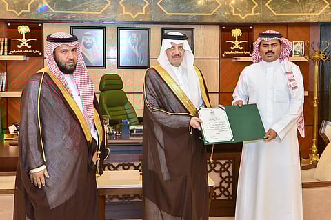 الأمير سعود بن نايف يكرم هيازع البارقي