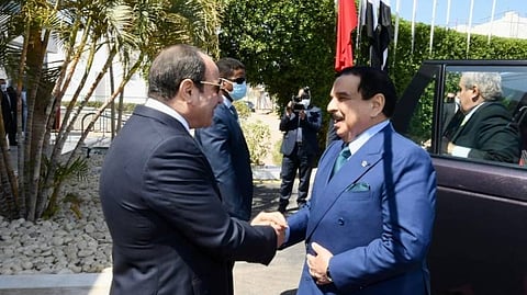 الرئيس المصري عبدالفتاح السيسي مستقبلاً ملك البحرين حمد بن عيسى