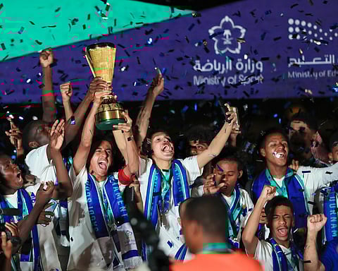 متوسطة الفرسان تتوج بكأس البطولة