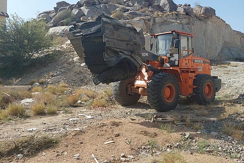 200 سيارة خَرِبة وأطنان نفايات.. شاهد 100 مخالفة لإصحاح الطائف بيئيًّا