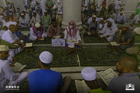 ليشهدوا منافع لهم.. الحلقات القرآنية تطلق برنامجاً لتصحيح تلاوة الفاتحة لضيوف الرحمن