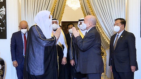 ملك كمبوديا نورودوم سيهاموني يستقبل الشيخ الدكتور محمد بن عبدالكريم العيسى