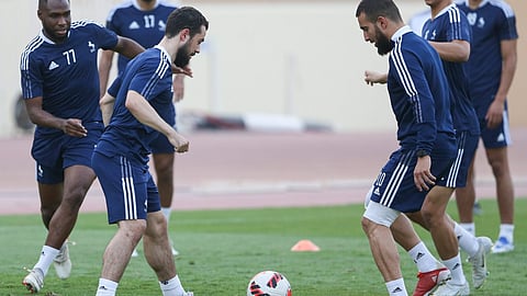 لاعبو الاتفاق يؤدون التدريبات