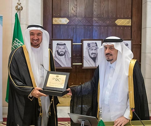 فيصل بن بندر بن عبدالعزيز يكرّم مجموعة سليمان الحبيب الطبية