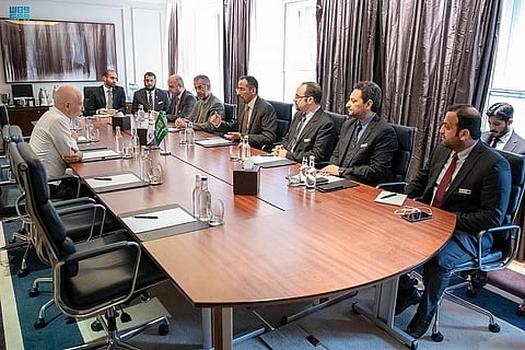 "وزير الصناعة" يلتقي عدداً من المستثمرين البريطانيين