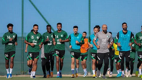 لاعبو المنتخب السعودي يؤدون الحصة التدريبية