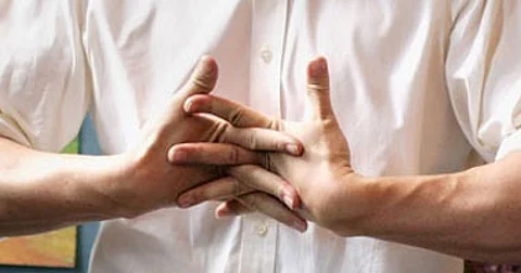 قصص خرافية تسردها الأمهات.. "فرقعة الأصابع" لا تضر إلا إذا...!