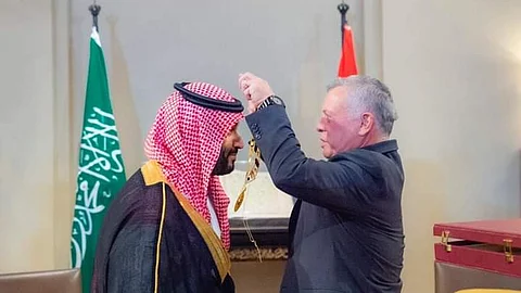 الملك عبدالله الثاني يقدم لولي العهد القلادة