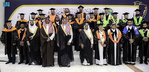 الأمير فيصل بن سلمان يتوسط الخريجين