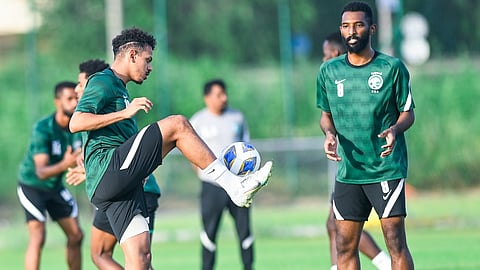 لاعبو المنتخب السعودي الأولمبي يؤدون التدريبات