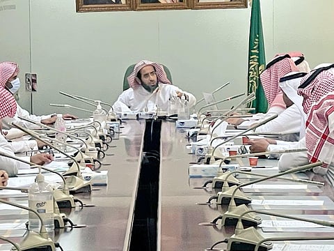 زكي الحازمي خلال الاجتماع