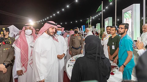 الأمير فيصل بن نواف خلال تفقده مدينة الحجاج