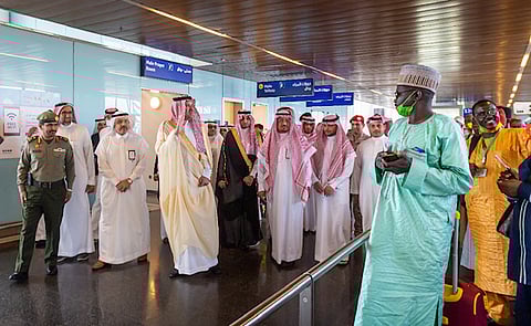 فيصل بن سلمان بن عبدالعزيز يتفقد مجمع صالات الحج في مطار الأمير محمد بن عبدالعزيز