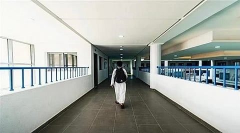 مكة.. نقل طالب سقط بمدرسة إلى العناية المركزة بمدينة الملك عبدالله الطبية