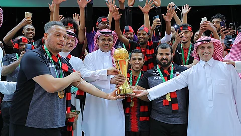 نعيم البكر يتوج فريق الرياض بالكأس