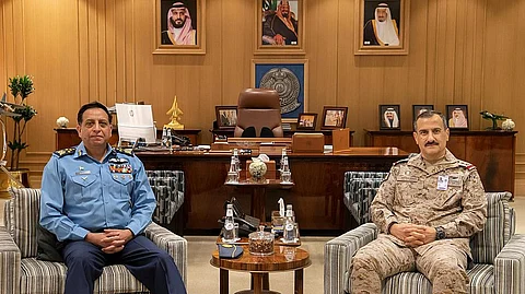الأمير الفريق الركن تركي بن بندر يلتقي الفريق أول طيار ركن ظهير بابر