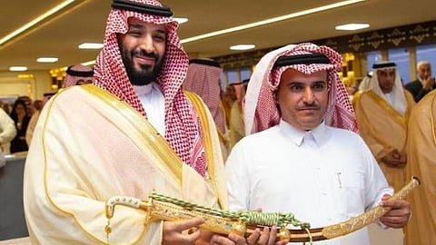 حمد المري خلال تسلمه سيف ولي العهد للهجن من يد الأمير محمد بن سلمان