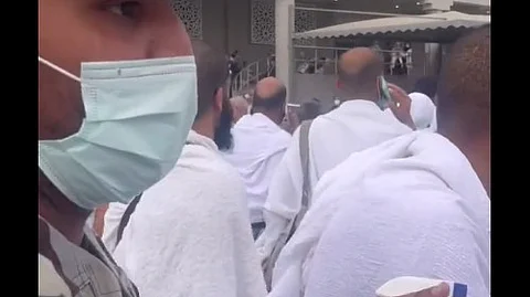 شاهد: رجال الأمن يلطفون أجواء الحجاج برذاذ الماء.. والرد: بارك الله فيكم