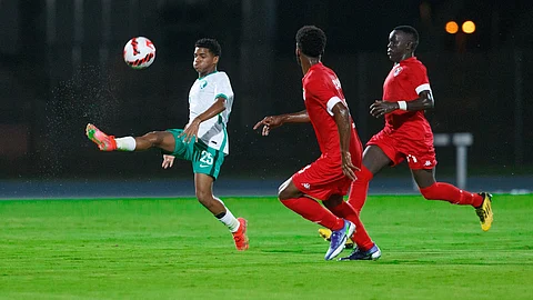 جانب من لقاء المنتخب السعودي ونظيره السوداني