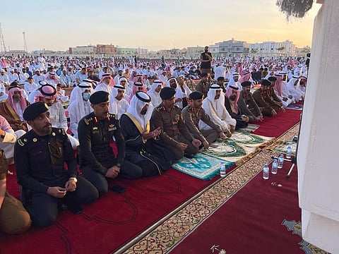 "محافظ ينبع" يؤدي صلاة العيد مع جموع المصلين