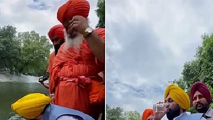 أراد أن يثبت طهارته.. شاهد ما حدث لمسؤول هندي بعدما شرب من نهر "مقدس"